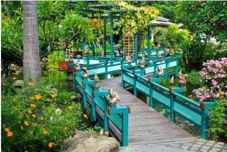 garden bridge with a sense of rhythm